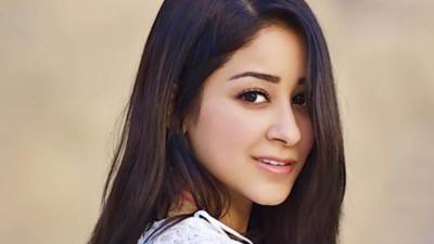 أسيل عمران تتألق بإطلالة عصرية وملفتة