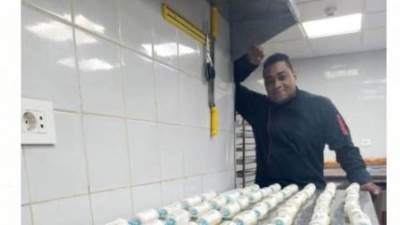 مصائب شعوب عند قوم فوائده.. حلواني يستغل الجائحة ويبيع"اللقاح"بـ45 جنيه