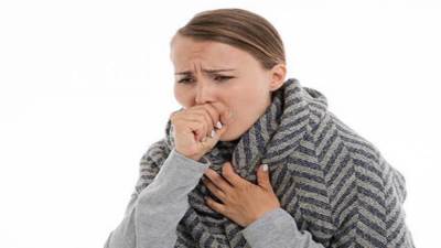 من مطبخك .. حيل سريعة تخلصك من السعال