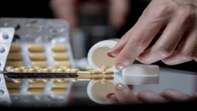 طبيب يحذر من خطورة الأدوية المسكنة للآلام