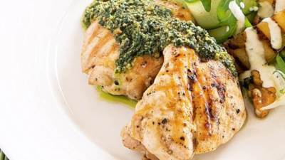 طريقة عمل سمك مخبوز بالبيستو المقرمش