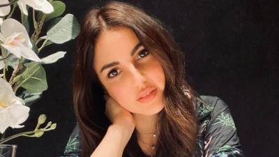 درة تبهر جمهورها بإطلالة شتوية