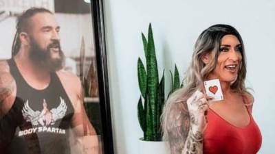 مصارع مشهور يصعق جمهوره بتحوله جنسيًا لأنثى