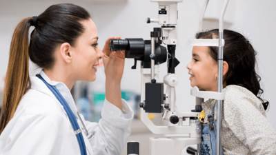 فحوصات العين المنتظمة تحمى طفلك من العمى