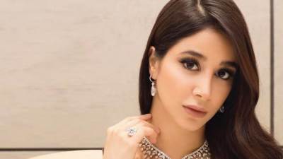 أسيل عمران تبرز أنوثتها بفستان ساحر