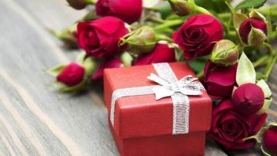 قبل شرائها .. تعرف على الهدايا التي تتناسب مع كل برج في عيد الحب