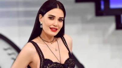 سيرين عبد النور تخطف الأنظار بالأزرق اللامع