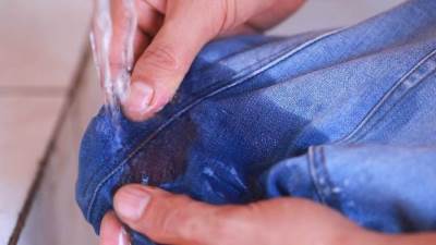 طرق سهلة.. إزالة بقع الدم من الجينز بدلًا من رميه