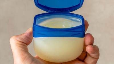 الفازلين يحارب الشيخوخة بهذه الطريقة