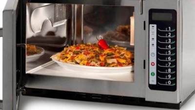 أطعمة تتحول إلى سامة عند تسخينها في الميكرويف