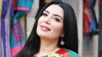 عبير صبري تتألق بالاسود وتحتضن باقة ورد