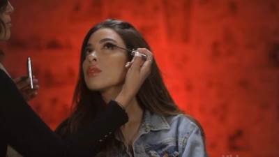 بالفيديو .. تعلمي في خطوات بسيطة وعملية تطبيق مكياج كامل في المنزل