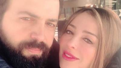 وفاء الكيلاني ترد على شائعات انفصالها عن زوجها بصورة بين أحضان تيم حسن