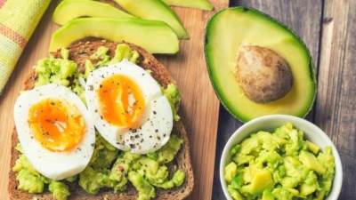 جربي بيض الأفوكادو على سفرة الفطور الصباحي