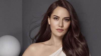  فهرية أفجان بإطلالة شتوية مع زوجها بوراك