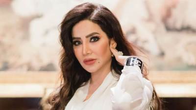 تحمل صقرًا .. لجين عمران تتألق في إطلالة ناعمة