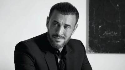  شاهد.. من هي الفتاة التي خطفت الأنظار بجمالها مع القيصر كاظم الساهر