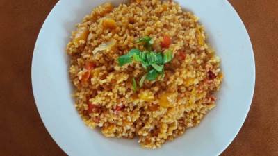 جبن برغل بالخضار لوجبة غداء مغذية ومفيدة وسريعة التحضير