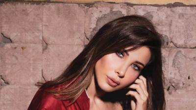 نانسي عجرم تبهر متابعيها بجاكت جلد أسود