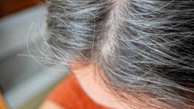 5 حيل سريعة للتخلص من الشعر الرمادي