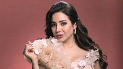 لجين عمران تظهر أنوثتها بفستان أبيض