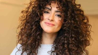 لصاحبات الكيرلي.. كيف تحولين شعرك لأملس وناعم