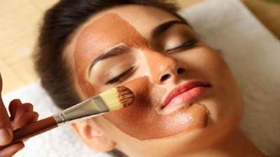 كيف تعمل الزيوت الطبيعية على معالجة البثور وتقليل ندبات حب الشباب؟