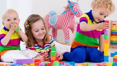 علمي طفلك المشاركة وإليك أهميتها والطرق المناسبة لتعليمه ذلك