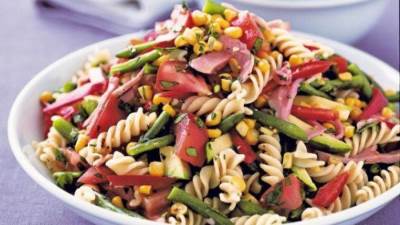سلطة المكرونة بالفاصوليا الحمراء بين يديكي