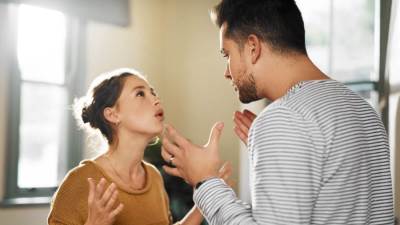 كيف تتعاملين مع زوج مستهتر في إنفاق المال؟