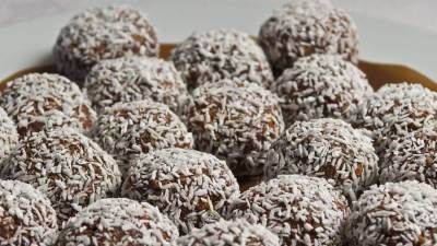 أبسط طريقة كرات بسكويت جوز الهند