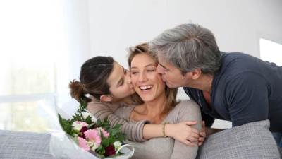 قبل بدئه.. تعرف على أغرب تقاليد الاحتفال بعيد الأم حول العالم