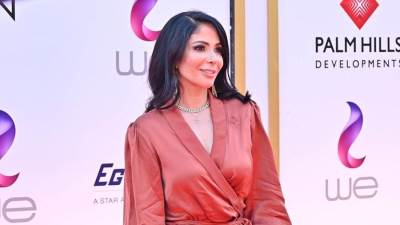 شاهد.. منى زكي تنفرد بنشر بوستر مسلسلها الجديد "لعبة نيوتن"