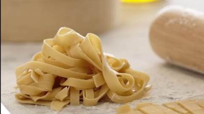 طريقة عمل عجينة المكرونة وتقديمها بالسكر واللبن