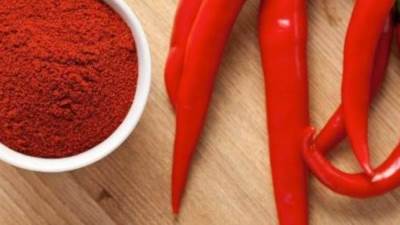 لماذا يوضع الشطة الحمراء فى الشرابات والأقدام؟