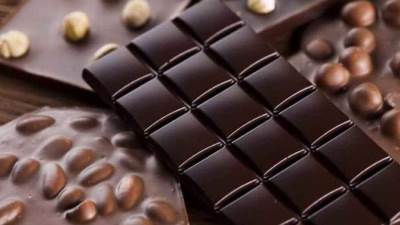 لمحبي الشوكولاتة الداكنة.. إليكم فوائدها وأضرارها ومعدل أكلها يوميًا