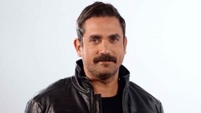 بالفيديو .. كيف أطعم أمير كرارة الأسد بفمه في مسلسل "نسل الأغراب"؟