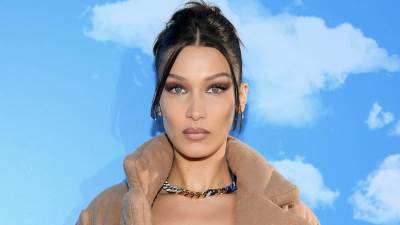 بالأخضر .. بيلا حديد بتاكل "سميط" فى شوارع نيويورك 