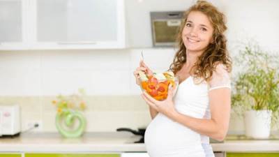 للحوامل النباتيين .. 5 عناصر غذائية يحتاجها الجسم خلال فترة الحمل