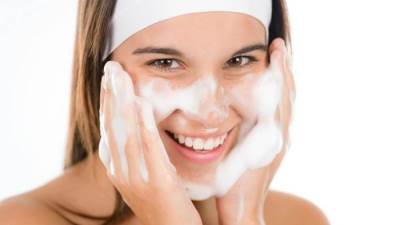 كم مرة يجب أن تغسل وجهك في اليوم؟
