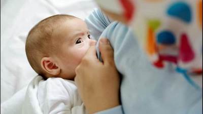 هل حليب الثدي من الأم المصابة يصيب الرضع بـ"كورونا"؟