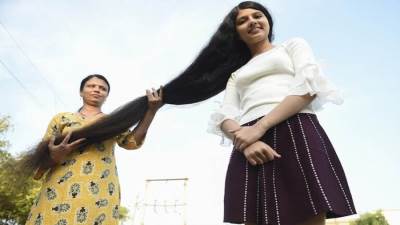 بالفيديو .. صاحبة أطول شعر بالعالم تقصه وتتبرع به لمتحف أمريكي