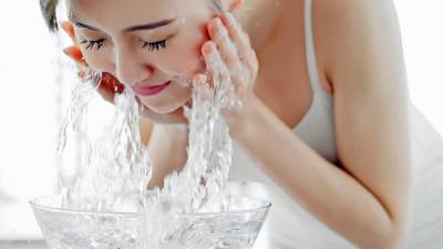 7 نصائح للعناية بالبشرة لتبدو رائعة في موسم الأعياد