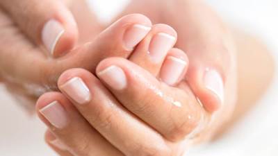 أفضل 5 علاجات منزلية لمنع تقشير أطراف الأصابع
