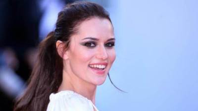  فهرية أفجان تبرز أناقتها وسط الطبيعة