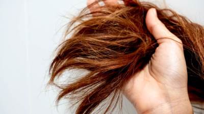 أخطاء تسبب تلف الشعر .. تعرفي عليها