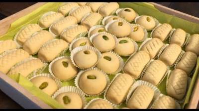 غريبة بحشوة التمر والقرفة لعيد الفطر المبارك