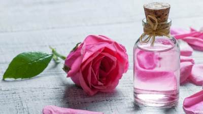 وصفة كليوباترا في العناية بالبشرة بإستخدام ماء الورد