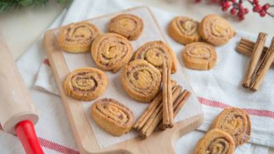 رولات القرفة المنفوخة الهشه باستعمال عجينة البف باستري السهلة والمميزة