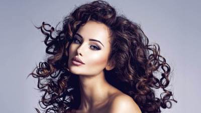 3 طرق آمنة لتجعيد الشعر فى المنزل .. جربيها!